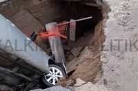 Χαλκιδική: Άνοιξε ο δρόμος και «κατάπιε» αυτοκίνητο με τον οδηγό του