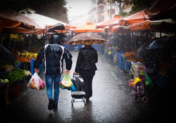 Κορονοϊός: Με γάντια στις λαϊκές αγορές της Αττικής