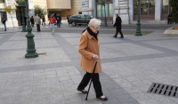 Αυξήσεις: Η γκρίζα ζώνη των 800 - 1.000 ευρώ - Τι χάνει ο «μέσος» συνταξιούχος
