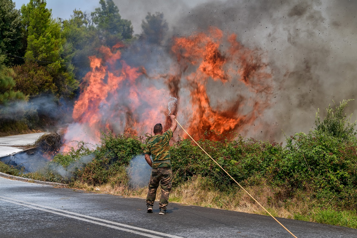 Ηλεία: Ενεργές δύο εστίες φωτιάς - Ολονύχτια μάχη με τις φλόγες