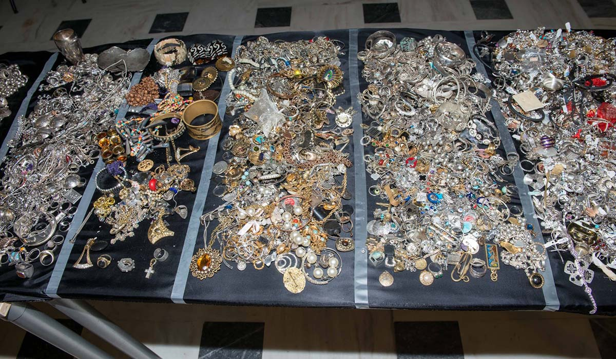 Νάουσα: Προσποιήθηκαν τις πελάτισσες και έκλεψαν κοσμήματα αξίας 30.000 ευρώ