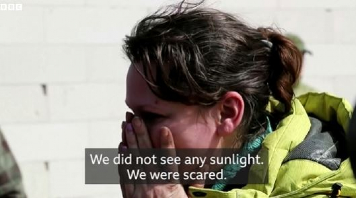 «Δεν βλέπαμε το φως του ήλιου εδώ και δύο μήνες» λέει Ουκρανή που εγκατέλειψε τη Μαριούπολη