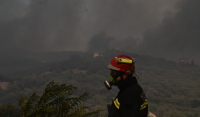N. Αγχίαλος: Στα όρια της Εθνικής οι φλόγες - Μάχη να μην φτάσει η φωτιά στις δεξαμενές καυσίμων