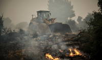 Ανεξέλεγκτη η φωτιά στα Βίλια - Εκκενώθηκαν πέντε οικισμοί