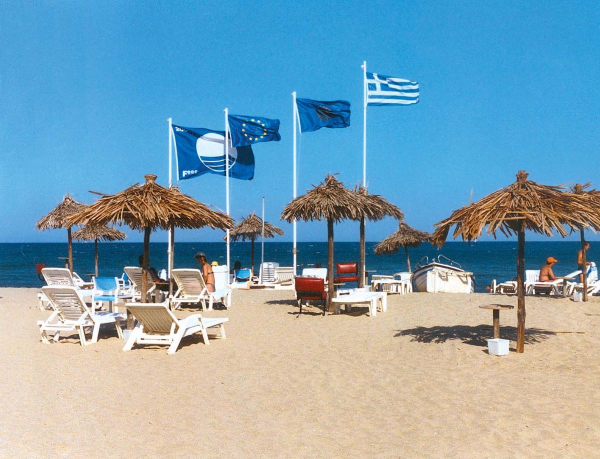Γαλάζιες Σημαίες: Αυτές είναι οι παραλίες της Αττικής να τις πιεις στο ποτήρι
