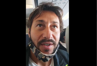 «Πάρε, εσείς πεινάγατε»: Τι έδωσαν οι αεροσυνοδοί στον Πάνο Καλίδη στην πτήση για Ελλάδα (video)