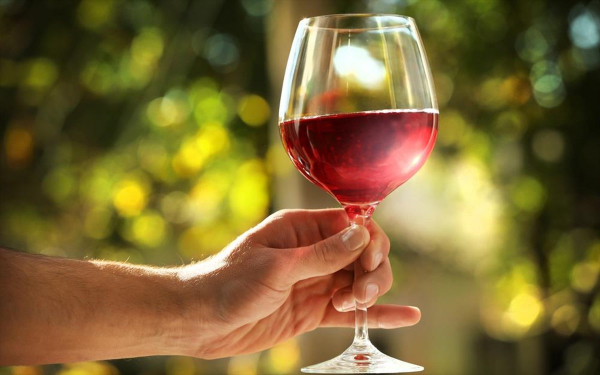 Έρευνα: Ακόμα και ένα ποτήρι κρασί την ημέρα συρρικνώνει και γερνάει τον εγκέφαλο