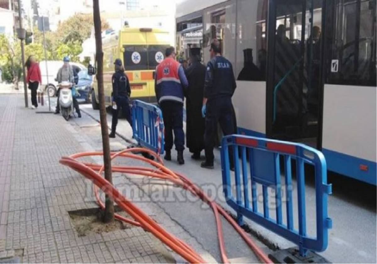 Λαμία: Ασθενοφόρο παρέλαβε ιερέα από λεωφορείο