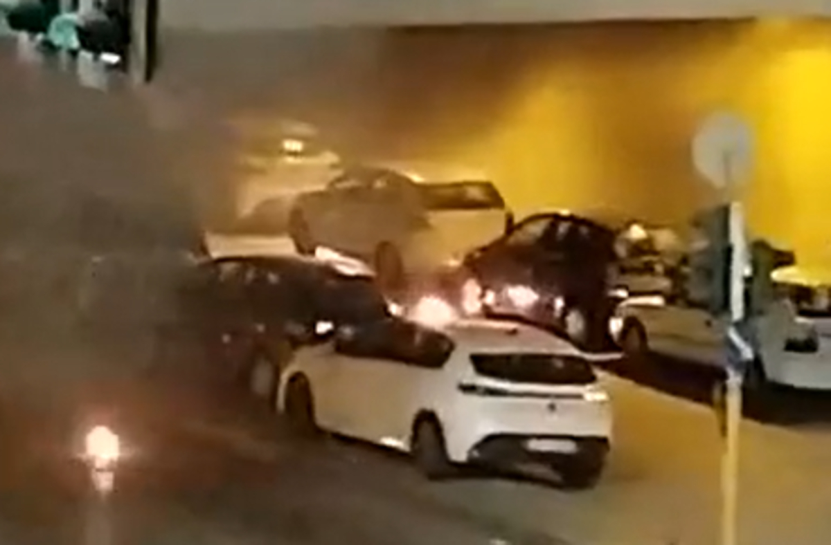 Καίγονται αυτοκίνητα στο ΣΕΦ: «Βροχή» μολότοφ πριν τον αγώνα Ολυμπιακός - Παναθηναϊκός