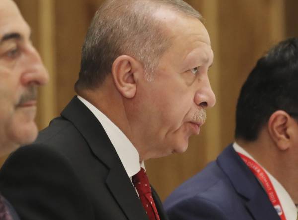 Ο Ερντογάν «καρατόμησε» τον διοικητή της Κεντρικής Τράπεζας