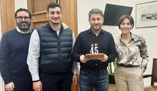 Γενέθλια είχε χθες ο Ανδρουλάκης – Η τούρτα των συνεργατών του στη Βουλή