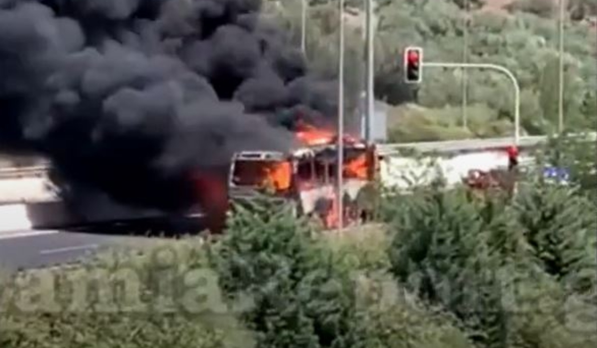 Φωτιά σε πούλμαν στην εθνική οδό στη Στυλίδα (Βίντεο)