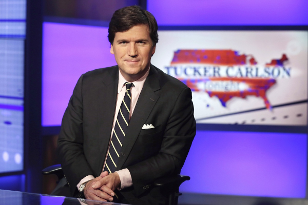 Ποιος είναι ο Τάκερ Κάρλσον: Από την κορυφή του Fox News στο περιθώριο των αμερικανικών ΜΜΕ