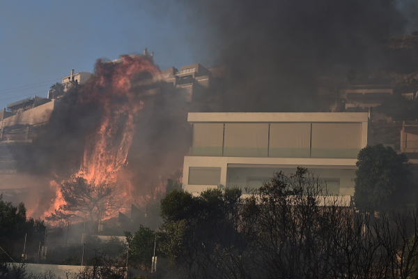 Φωτιά στη Σαρωνίδα: Καίγονται σπίτια - Δεν έχουν νερό να προστατεύσουν τις περιουσίες τους οι κάτοικοι