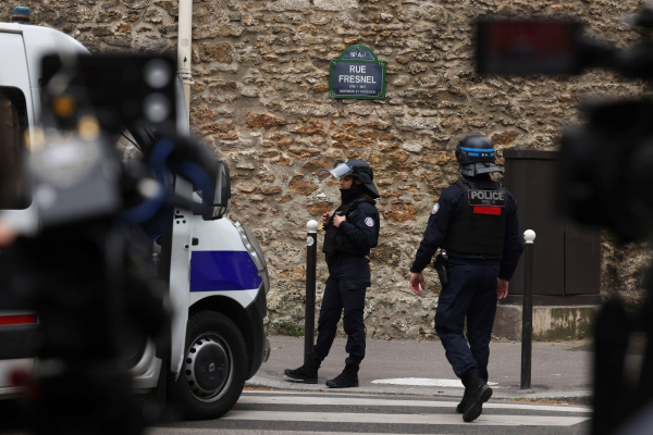 Γαλλία: Συνελήφθη ο άνδρας που απειλούσε να ανατιναχθεί στο προξενείο του Ιράν
