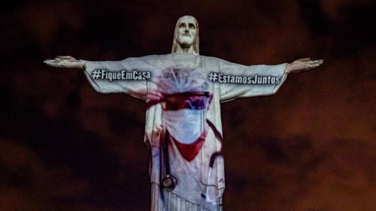 Συγκινητικές εικόνες στο Ρίο: Φώτισαν το άγαλμα του Χριστού με πορτραίτα νοσηλευτών