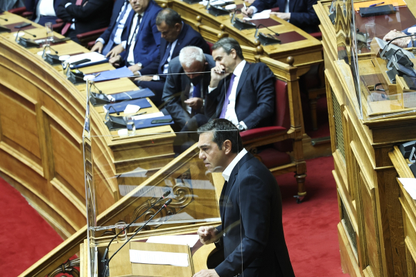 Σύγκρουση Τσίπρα – Μητσοτάκη στη Βουλή με φόντο την ακρίβεια