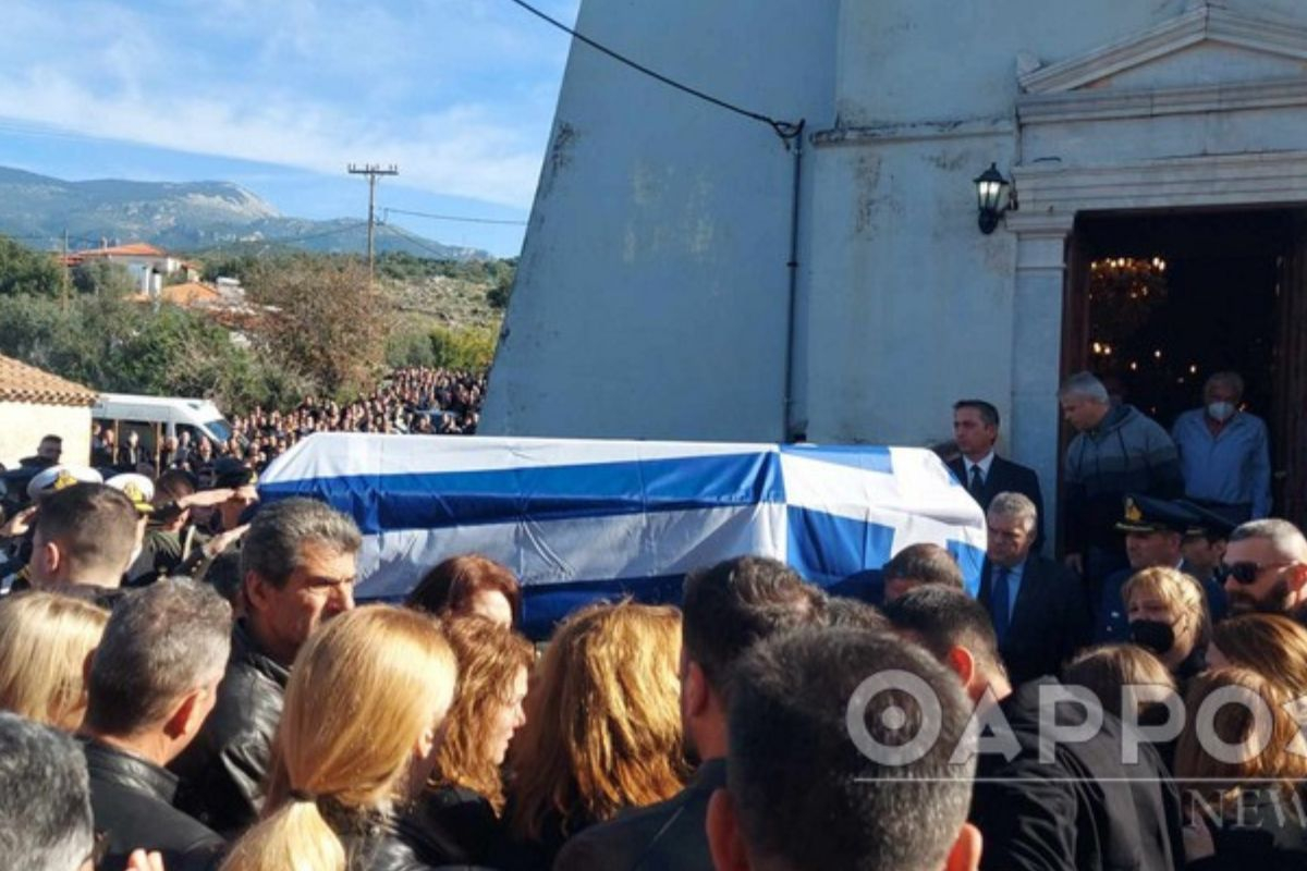 «Αθάνατος»: Τραγικές φιγούρες στην κηδεία η σύζυγος και η μητέρα του επισμηναγού Επαμεινώνδα Κωστέα