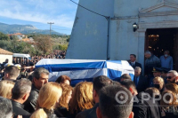 «Αθάνατος»: Τραγικές φιγούρες στην κηδεία η σύζυγος και η μητέρα του επισμηναγού Επαμεινώνδα Κωστέα