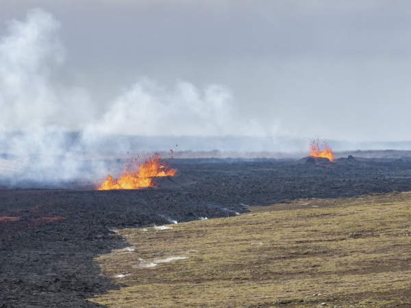 Ισλανδία: Συνεχίζεται η ηφαιστειακή δραστηριότητα – Δεν κινδυνεύει η πόλη Γκρίνταβικ