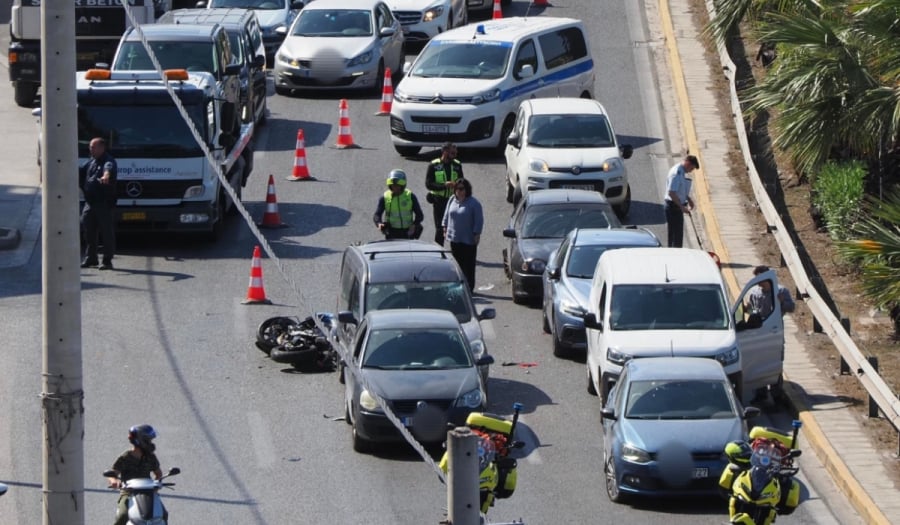 Κίνηση στους δρόμους: Νεκρός 57χρονος σε τροχαίο στην Παραλιακή - Mηχανή τράκαρε με επτά αυτοκίνητα