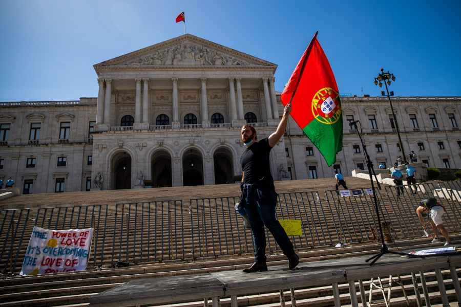 Νέα μέτρα στην Πορτογαλία: Τηλεργασία, μάσκα και αρνητικό PCR