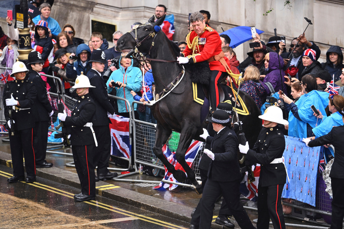 Στέψη βασιλιά Καρόλου: Βασιλικό άλογο αφηνίασε και κινήθηκε προς το πλήθος (Βίντεο)