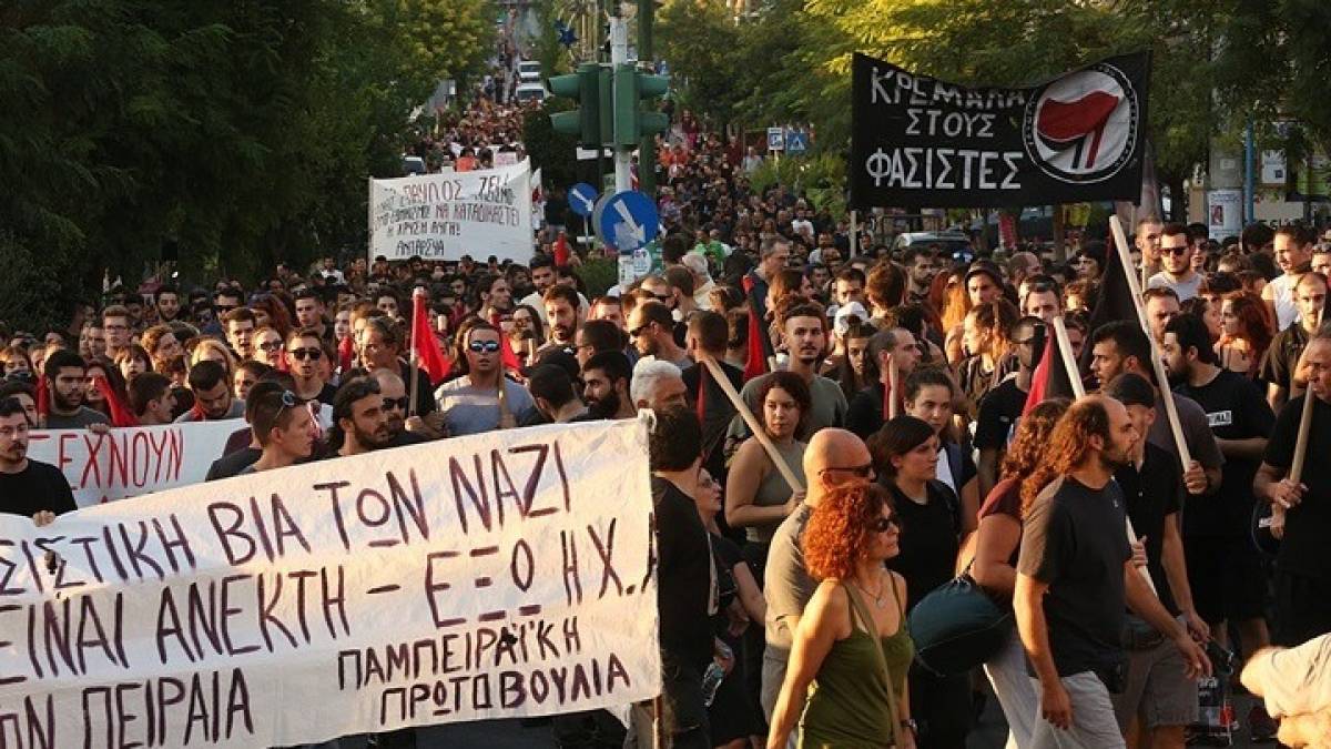 Κερατσίνι: Μαζική η αντιφασιστική πορεία για τα 6 χρόνια από την δολοφονία Φύσσα