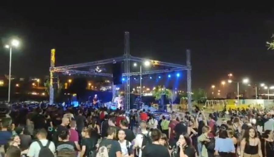 «Σιγά μη φοβηθώ»: Πλήθος κόσμου στη συναυλία για τα έξι χρόνια από τη δολοφονία Φύσσα