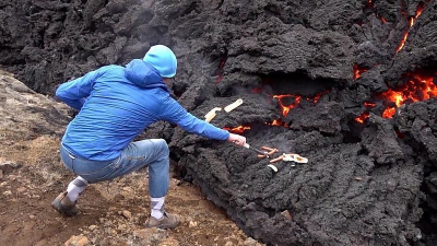 Οι Ισλανδοί έψησαν λουκάνικα στη λάβα του ηφαιστείου