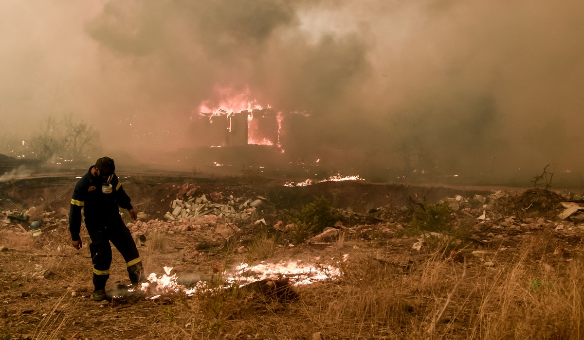 Φωτιά στα Βίλια: Έκκληση για βοήθεια απευθύνει ο Χρήστος Σπίρτζης