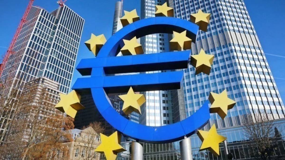 Σε νέο υψηλό τετραμήνου το ευρώ μετά τη συμφωνία στη Σύνοδο Κορυφής