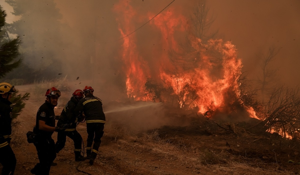 Φωτιά στη Νέα Μάκρη - Εκκενώθηκαν σπίτια σε Λιβίσι και Άγιο Εφραίμ