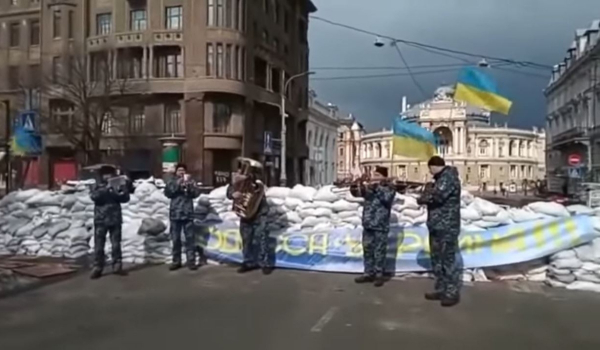 Πόλεμος στην Ουκρανία: Στρατιωτική μπάντα παίζει το «Don’t Worry, Be Happy» μπροστά σε οδόφραγμα