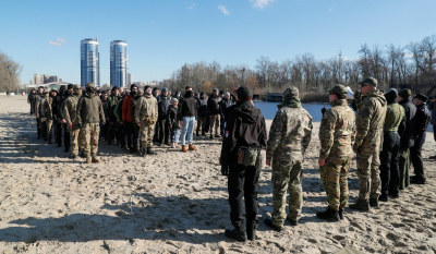 Στρατιωτικές ασκήσεις σε πολίτες της Ουκρανίας