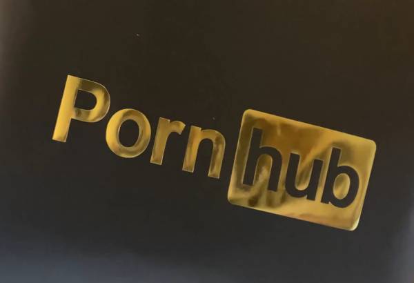 Σάλος με το Pornhub: Κατέβασε 10 εκατομμύρια βίντεο από την πλατφόρμα μετά την κατακραυγή