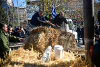 Κλιμακώνουν τις κινητοποιήσεις οι αγρότες: Έκλεισαν συμβολικά την Εθνική Αθηνών - Λαμίας
