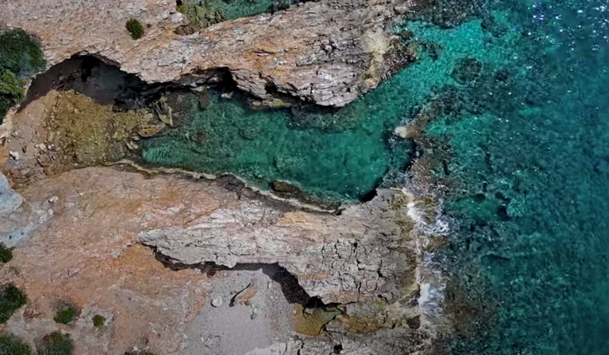Ο κόλπος της Αφροδίτης: Η μυστική ερωτική παραλία της Αττικής (Βίντεο drone)