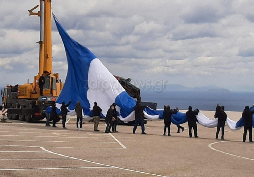 Έτσι ανέβαζαν την τεράστια ελληνική σημαία στη Σαντορίνη - Προσπάθησαν για ρεκόρ Γκίνες