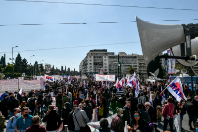 Συγκέντρωση στο Σύνταγμα: Χιλιάδες εργαζόμενοι διαδήλωσαν κατά της ακρίβειας