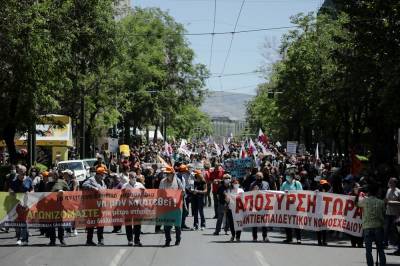 Πορεία εκπαιδευτικών: Ένταση στη Βουλή μεταξύ διαδηλωτών και αστυνομίας