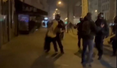 Παρίσι: Αστυνομικός ρίχνει γροθιά σε διαδηλωτή και τον ρίχνει αναίσθητο