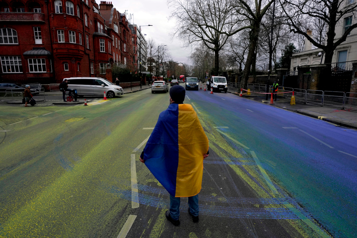 Λονδίνο: Έβαψαν τον δρόμο έξω από τη ρωσική πρεσβεία στα χρώματα της Ουκρανίας (Εικόνες - βίντεο)