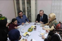 Ερντογάν: Δείπνησε με φτωχική οικογένεια στην Κωνσταντινούπολη