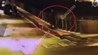 Κάμερα κατέγραψε τον Σοκόλοφ να πετάει στο ποτάμι τα κομμένα μέλη της φοιτήτριας (video)