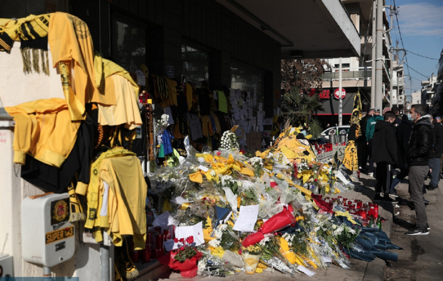 Λουλούδια στο σημείο της δολοφονίας του Άλκη κατέθεσε αντιπροσωπεία του ΠΑΟΚ