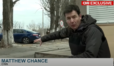 Ουκρανία: Δημοσιογράφος βρίσκεται ανάμεσα σε διασταυρούμενα πυρά (Βίντεο)