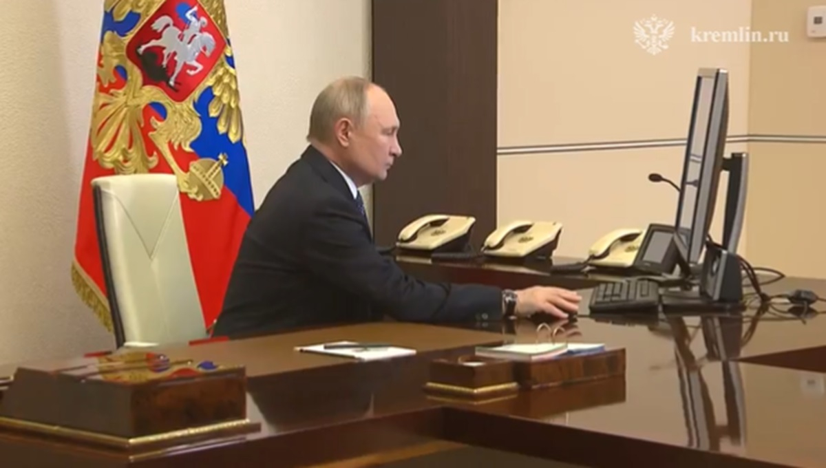 Ρωσία: Η στιγμή που ο Πούτιν ψηφίζει και μας... αποκαλύπτει την ψήφο του (Βίντεο)