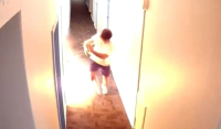 Βίντεο που κόβει την ανάσα: Τουρίστες πετάγονται έξω από το δωμάτιό της μετά από έκρηξη μπαταρίας