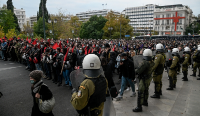 Αστυνομικοί καταγράφουν τα πρόσωπα των διαδηλωτών - Καταγγελία της Αντωνίας Λεγάκη (Βίντεο)